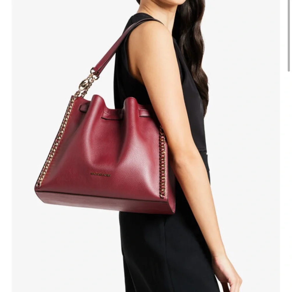 MICHAEL KORS
MINA LARGE BELTED CHAIN SHOULDER BAG DARK CHERRY COLOR - Picture 2 of 16